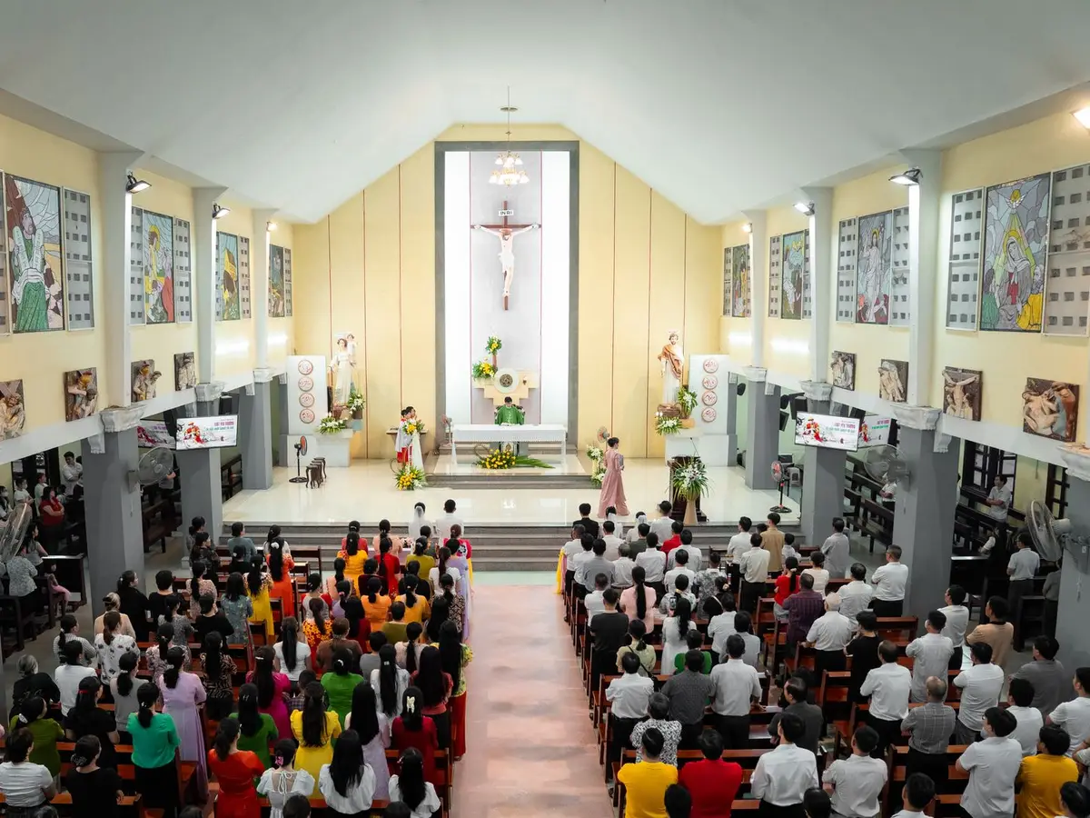 A congregation filling a church for a service